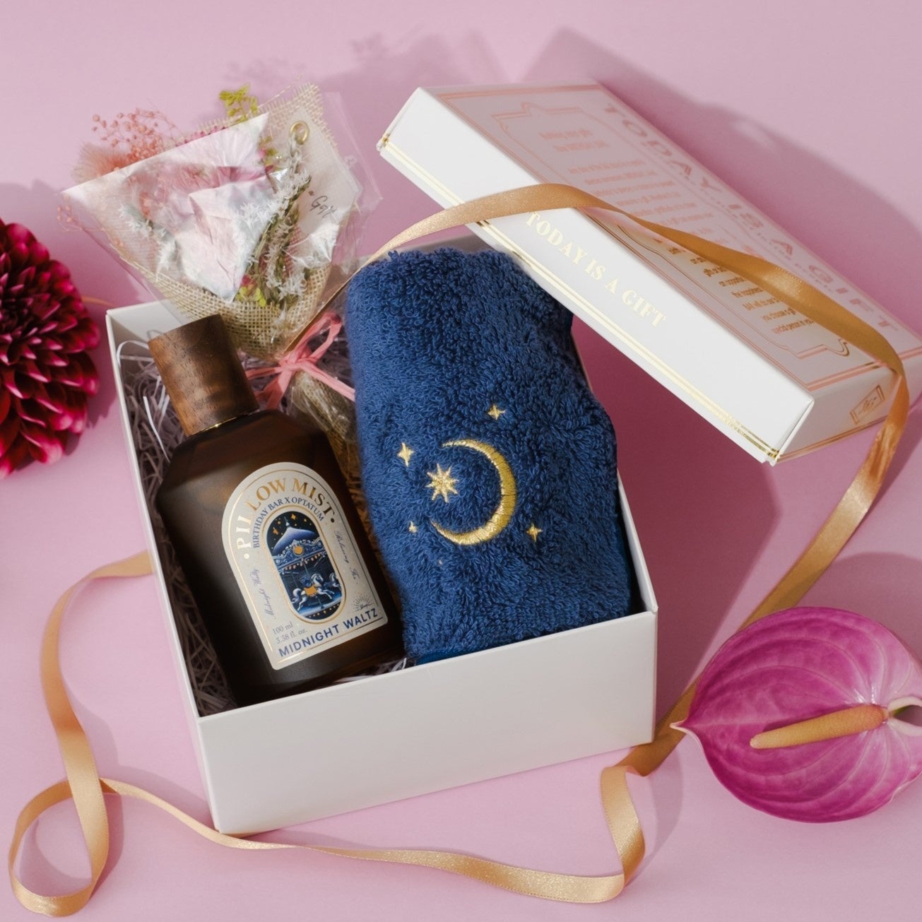 ピローミストとハンカチのセット タオルハンカチ:ネイビー / ブーケ:ピンク