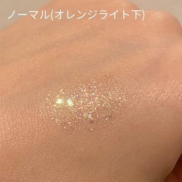 ゴールド×変色ラメ入り✨ダイヤモンドみたいな輝きが手に入っちゃうリキッドグリッター💎✨

こんにちは！ちぇりーな🍒です！！
今回ご紹介するのはこちら！


⭐️Flynn ライトキャッチャーリキッドグリッター⭐️
　　お色は 01 ホワイトライトです！


韓国コスメショップにて一目惚れして購入しました💓
このリキッドグリッター、私が撮るの下手すぎて写真ではわからないんですけど、

・オーロラ色の大粒ラメ
・ゴールドラメ
・寒色系の変色ラメ

の三つの種類のラメが入っていて、動くたびにダイヤモンドの光のようにこれでもかとキラキラ輝くんです🥺✨
今流行りの純欲風メイクにも合うのではないでしょうか😳🤍🤍

そしてこれ、普通に塗るとめちゃめちゃ存在感があるんですけど、ブラシをしごいて控えめに塗ると繊細にキラキラしてくれるので、派手目にしたい時も、ちょっと抑えめにしたい時もどちらにも使えちゃいます✨✨

お値段もわたしが購入したショップでは1000円で買えたので、リキッドグリッターの中ではお手頃です🥰

いつものメイクにちょっとアクセントを加えたい方や、ラメ好きな方にとってもおすすめです😊🤍

ぜひ手に取ってみてください🙌💓

#Flynn #ライトキャッチャーリキッドグリッター #ホワイトライト #リキッドグリッター  #ラメグリッター  #ラメアイシャドウ #ラメメイク  #変色ラメ #オーロラ #ポイントメイク #大粒ラメ #大粒グリッター #純欲メイク 
の画像 その1