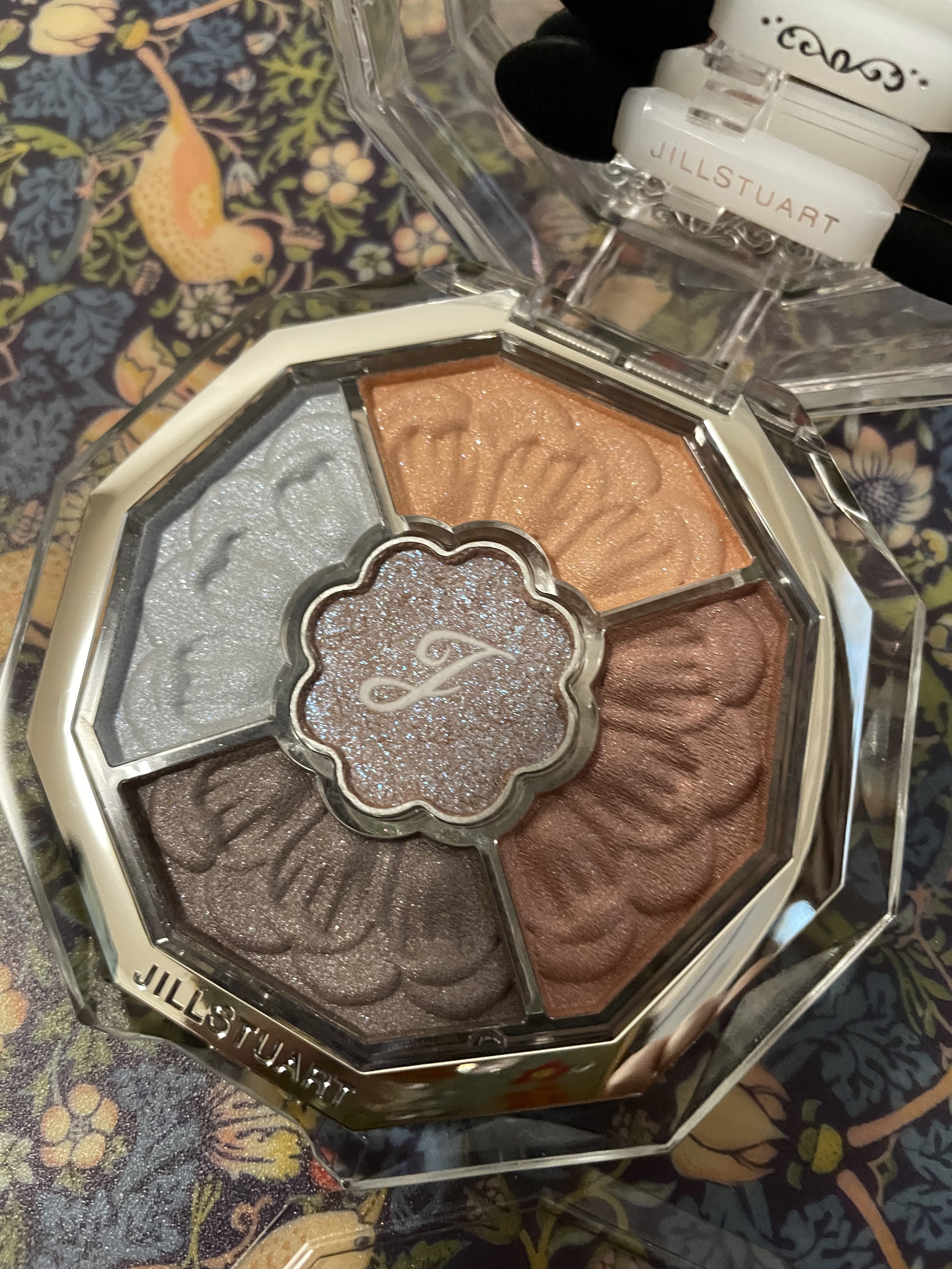 ジルスチュアート ブルームクチュール アイズ　ジュエルドブーケ 10 nemesia labradorite(限定)/JILL STUART/アイシャドウパレットを使ったクチコミ（1枚目）