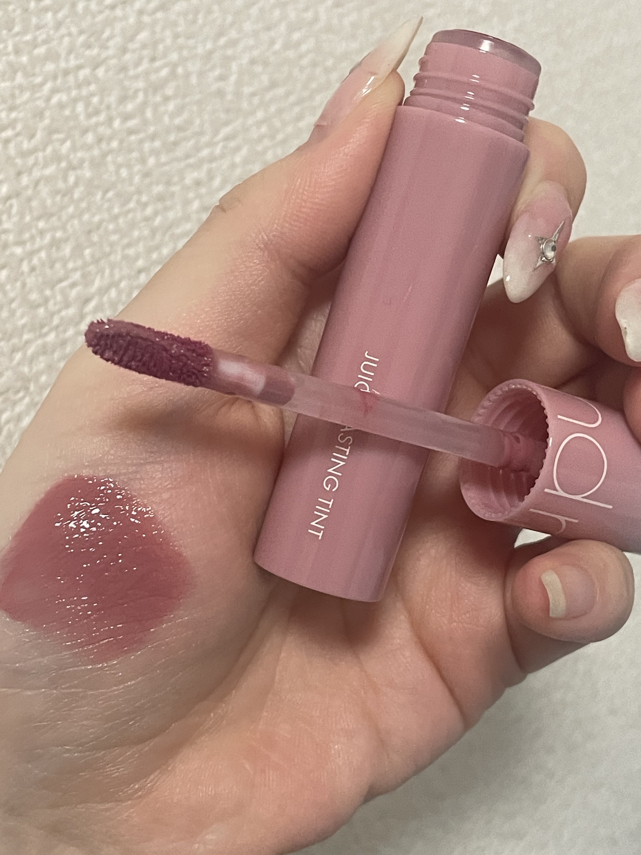 ジューシーラスティングティント/rom&nd/リップティントを使ったクチコミ（3枚目）