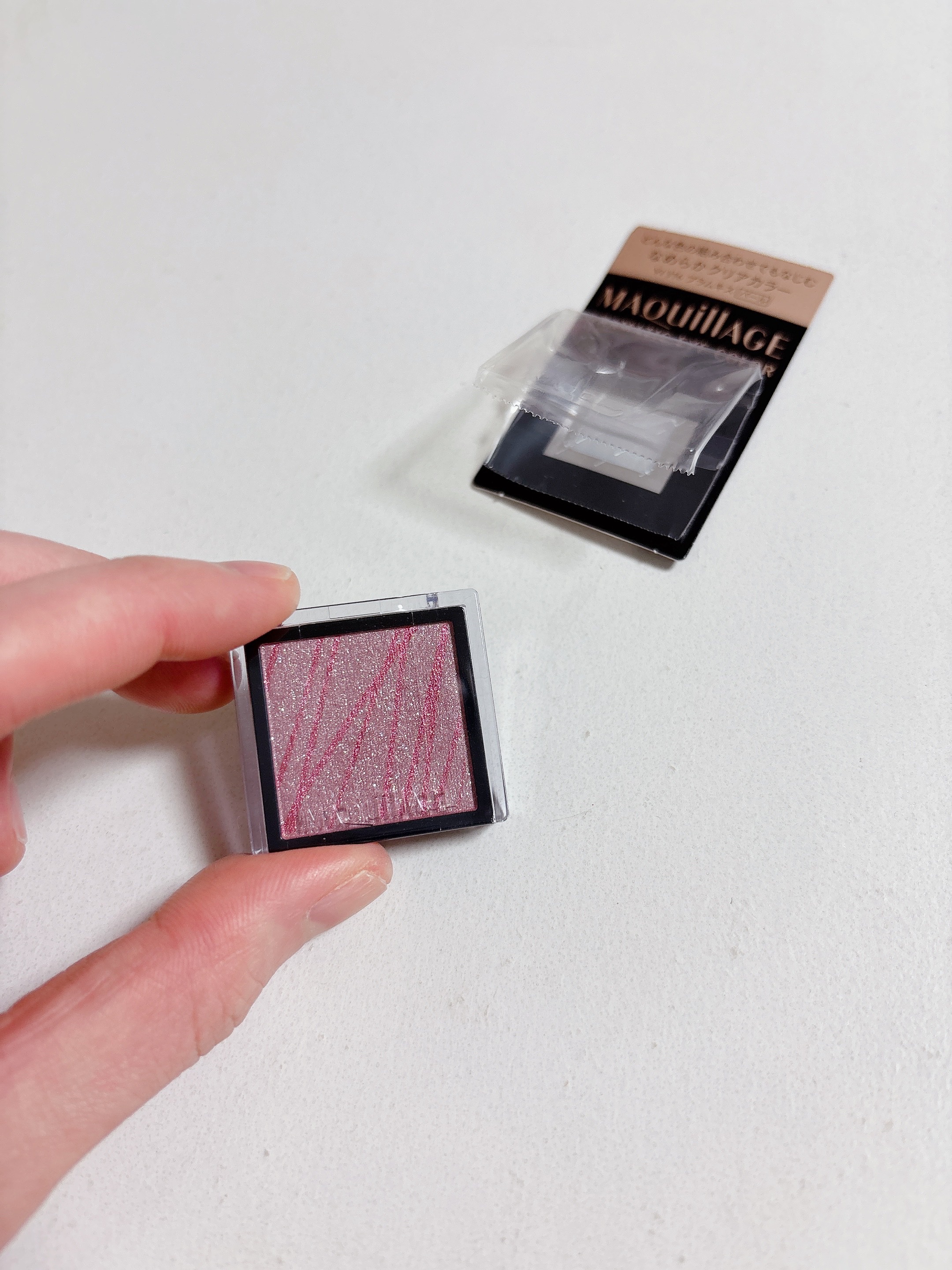 マキアージュのコスメを収集中3
ーーーーーーーーーーーーーーーーーーーー


マキアージュのパッケージが好きで収集中です！



アイシャドウも気になっていたので1色だけ買ってみました！



紫のアイシャドウでキラキラな感じがテスターを使