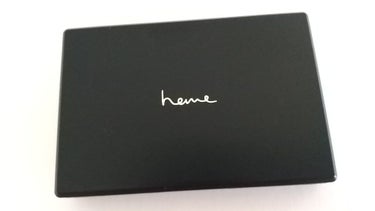 heme ピュア チーク カラー 14 スターリーヴァイオレット

今話題の台湾コスメ heme。
洗練されたカラーでバリエーションも豊富！

計15色もあり、お値段は1000円台！

今回はスターリーヴァイオレットという、くすんだモーヴにブラウンを足したような落ち着いたトーンのお色。
パールが入っていてうっすらキラツヤな質感です。

どのお色も全体的にトーンは暗め。どれもブラウンのバリエーション(変化形)の範疇にある、お洒落なくすみカラー。
ブラウンラバーには堪らないと思います♡♡

レビューを読んで知ってはいましたが、発色はかなり良い！
チークにぽんと軽く触れただけでも、ブラシをなぞると頬にかなり色が着きます！

 #第一印象UP作戦 の画像 その2