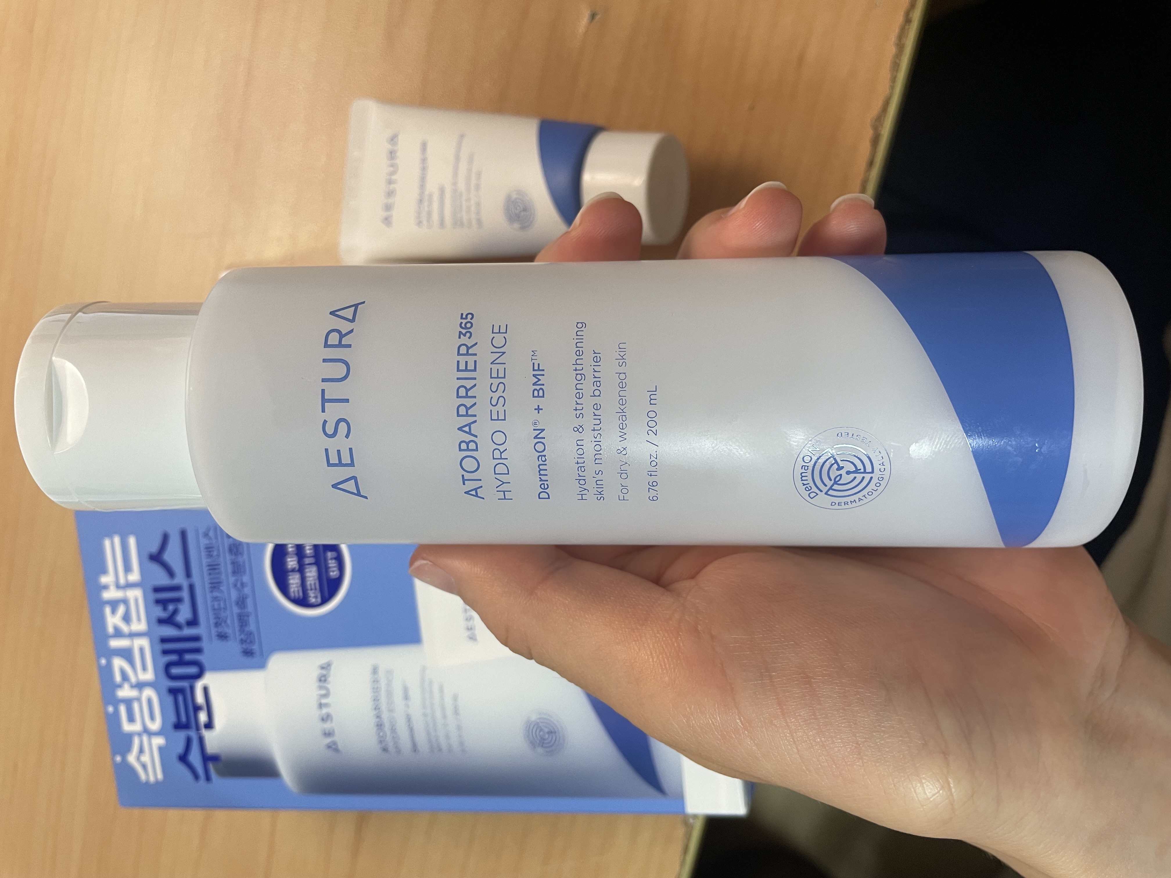 AESTURA アトバリア365ハイドロエッセンスのクチコミ「韓国のオリーブヤングでAestura専用コーナーがあるほど、韓国でも大人気のブランド！
テクス.....」（1枚目）