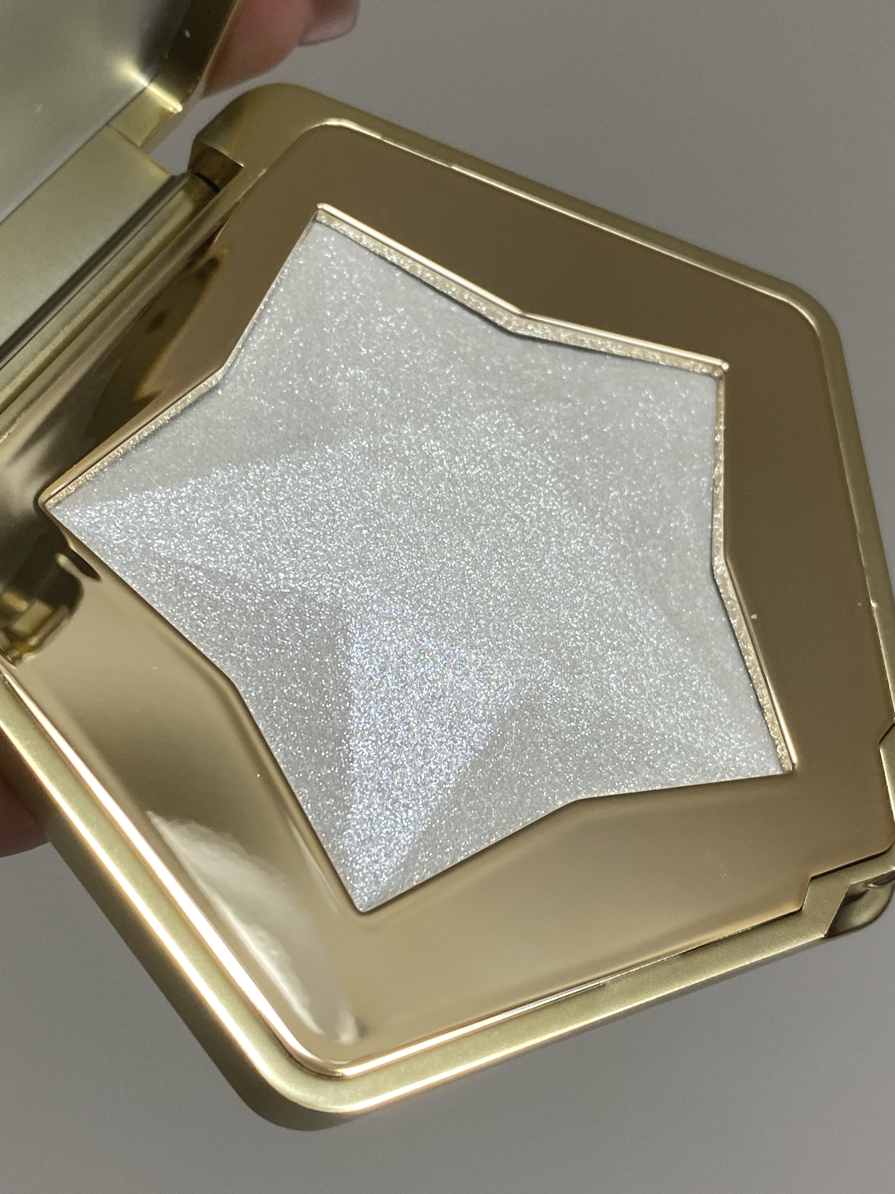 スターダストダイヤモンドハイライトパウダー 01  シルバーホワイト/PERFECT DIARY/パウダーハイライトを使ったクチコミ（2枚目）