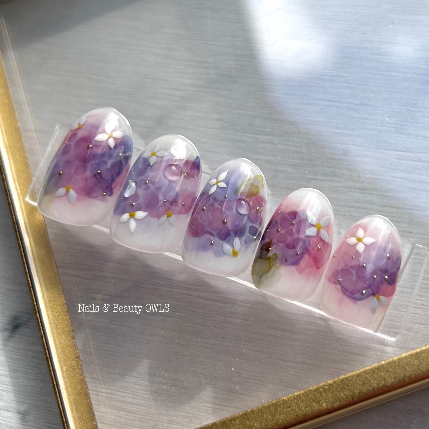 #カラフルネイル,#個性的ネイル,#個性派ネイル,#シンプルネイル,#フラワーネイル,#梅雨ネイル,#小花ネイル,#紫陽花ネイル,#あじさいネイル,#ニュアンスネイルのネイルデザイン