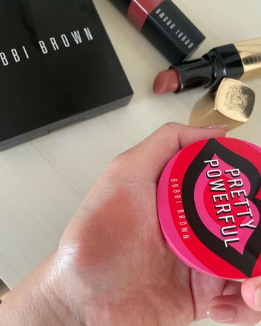 BOBBI BROWN ブライトニング ブラッシュのクチコミ「⁡
ボビイ ブラウン
プリティ パワフル ポット ルージュ
（限定パッケージ）
𝐋𝟎𝟔 パウダ.....」（3枚目）