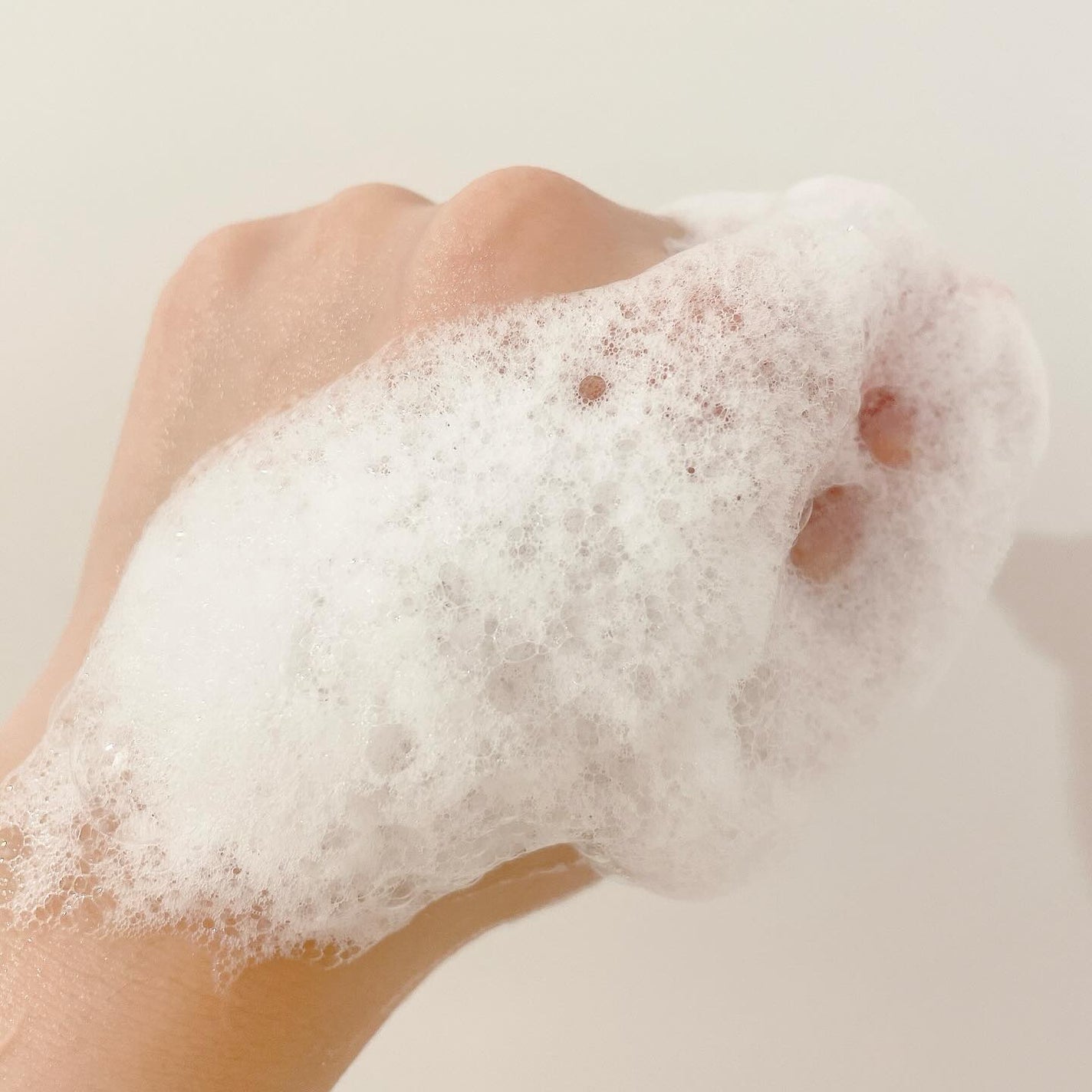 スクラブボディウォッシュ フラワーマーケット ホワイトチューリップ/LUV SCENT/ボディスクラブを使ったクチコミ(4枚目)