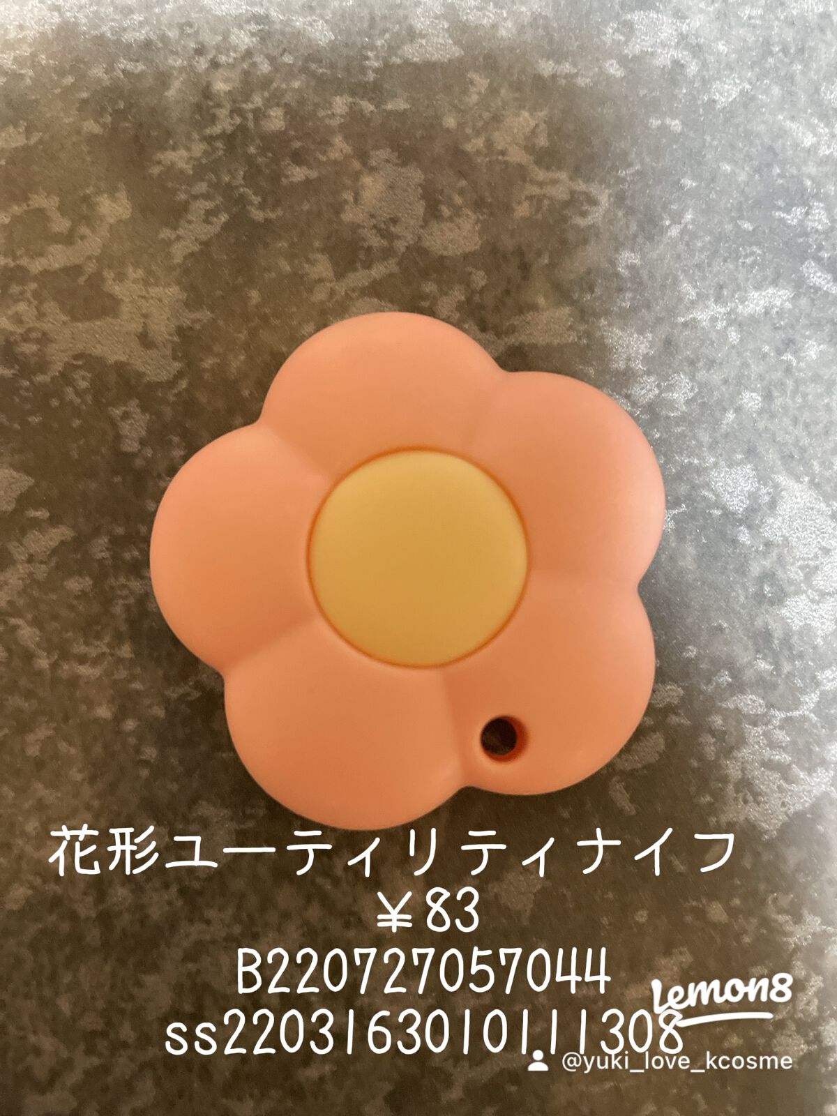 yuki_love_kcosme on LIPS 「ブランケットは秋冬に向けて。
格子縞のトートバッグはかわいい💕..」(9枚目)