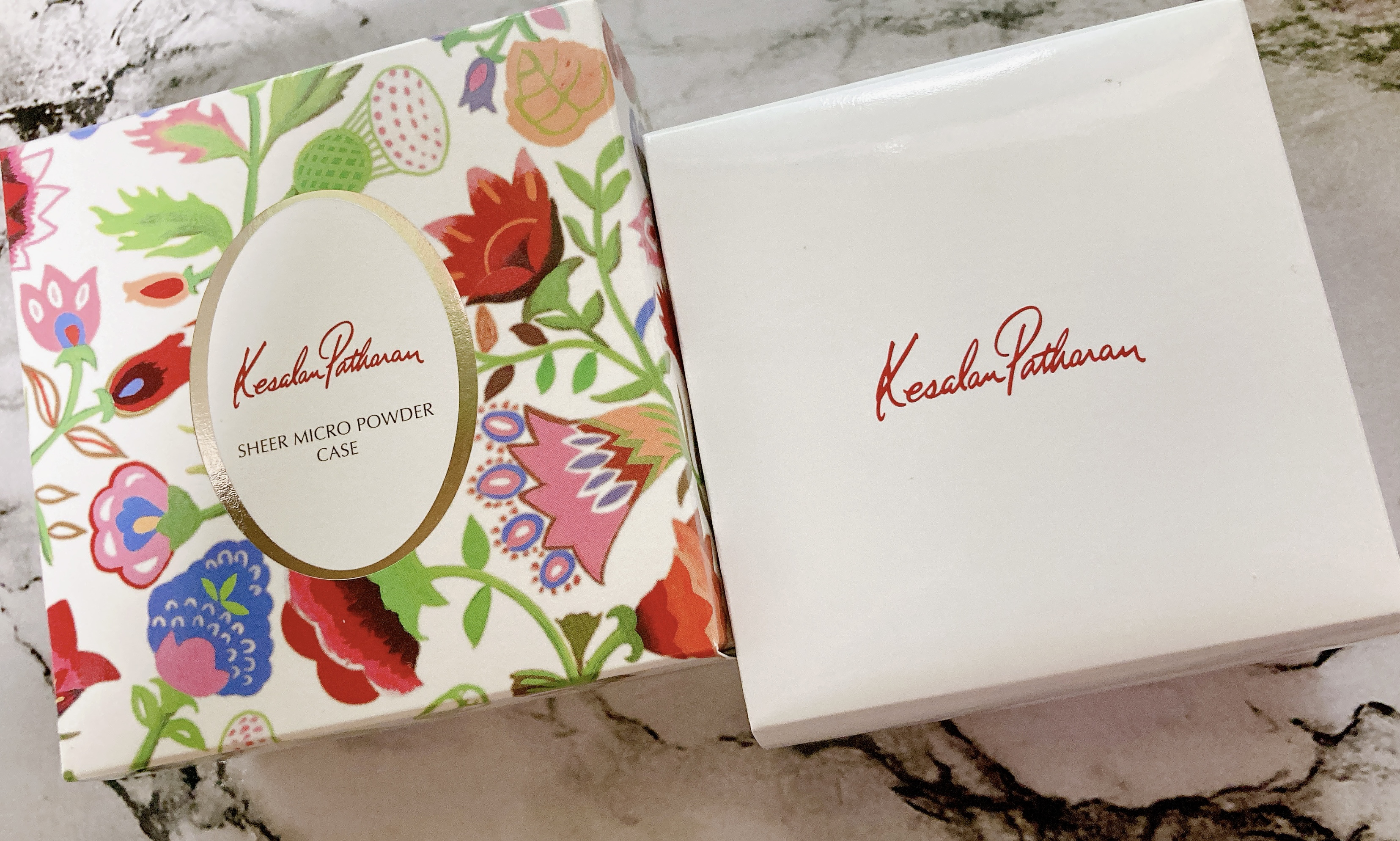 ケサランパサラン シアーマイクロパウダーSのクチコミ「肌が均等に整う。
たるみ毛穴も隠してれる。
ただ夏は崩れやすいので冬向きかな。

パフも分厚く.....」（1枚目）