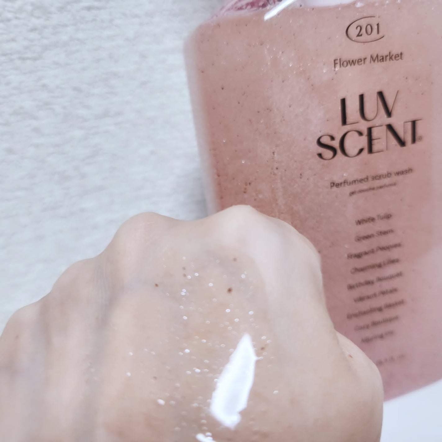 スクラブボディウォッシュ フラワーマーケット ホワイトチューリップ/LUV SCENT/ボディスクラブを使ったクチコミ(4枚目)