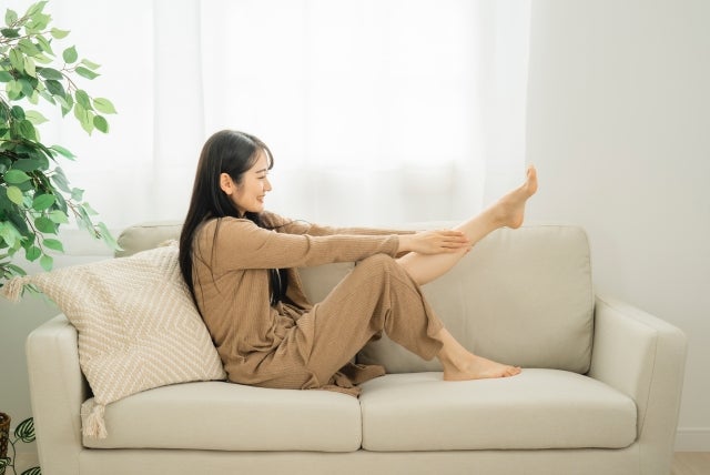 ソファーに座る女性