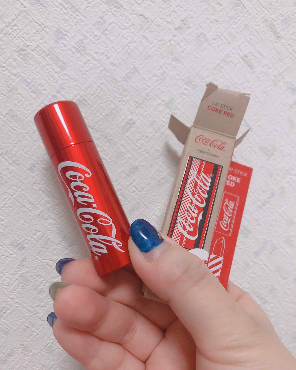 THE FACE SHOP コカコーラリップスティックのクチコミ「【ザ・フェイスショップ】コカコーラ リップスティック🌸04コークレッド

この手のパケには弱い.....」（2枚目）