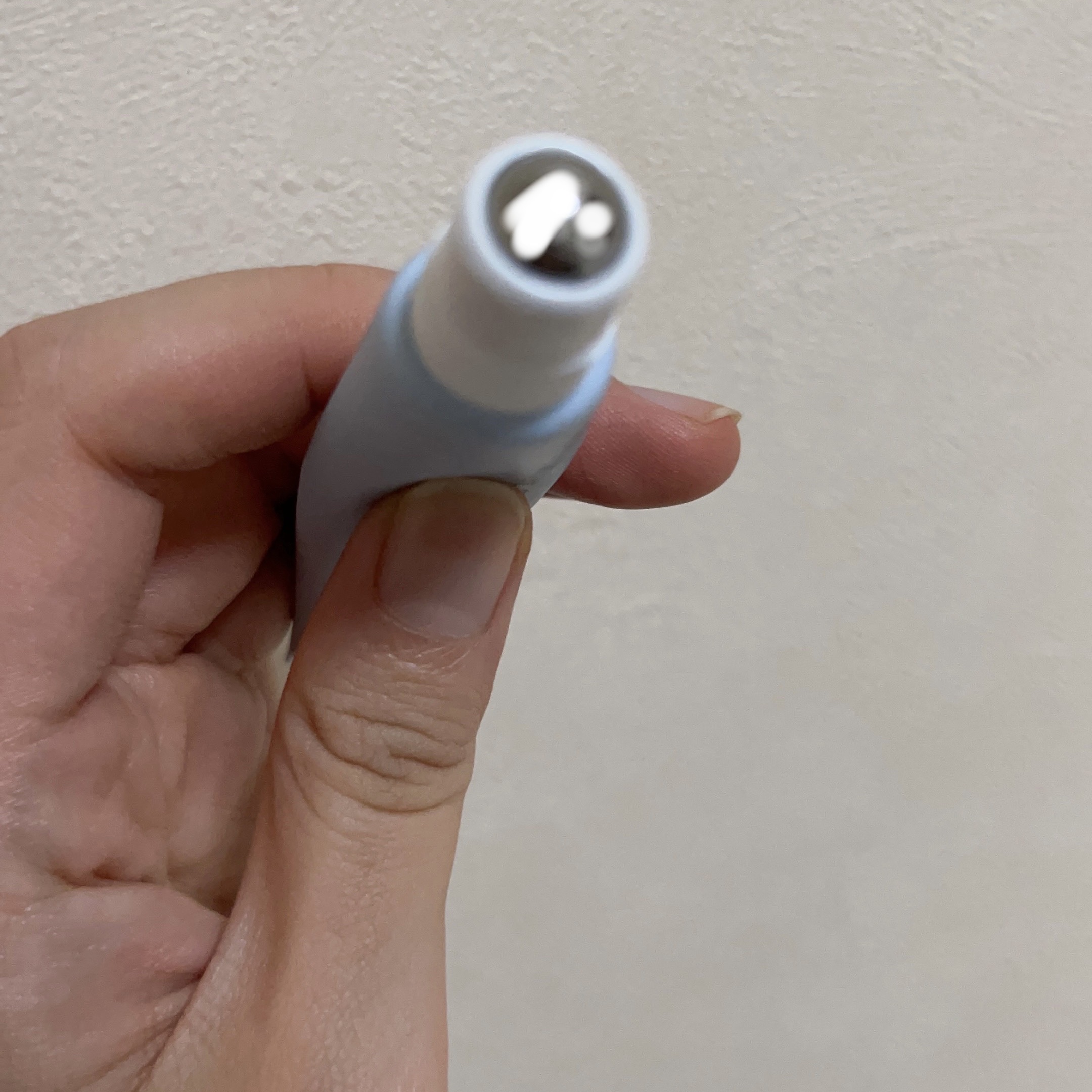 ビューティーワールド アガルーシ 美容液ローラーのクチコミ「【アイクリーム投稿4】

✦テクスチャー　サラサラ
✦値段　お試しするには高い
✦匂い　ほのか.....」（2枚目）