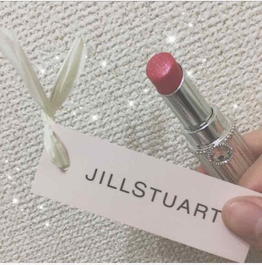 今回のレビューは少し前に友達からプレゼントしてもらったジルです 💄✨

JILLSTUART リップブロッサム
50 : Dazzling Poinsettia（ダズリング ポインセチア）

付けてみた