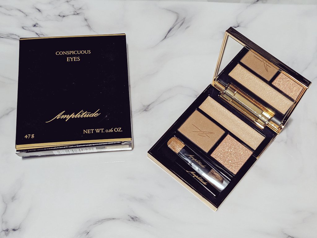 *
コンスピキュアスアイズ／Amplitude
*
01 ベージュ
全体的に薄づきだけど、地味にはならず、
繊細なラメが上品で美しい🥹
上段のクリームシャドウはサラッとしていて
使いやすく、
左側部分のブラウンシャドウも薄つきで
右側のシ