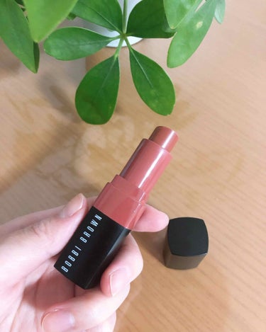 BOBBI BROWN
クラッシュドリップカラー02ベア

色は柔らかいブラウンでオフィスにぴったりです。
セミマットのリップですがそこまで口びるはパサつかずマットリップ初心者さんでも使いやすいテクスチ