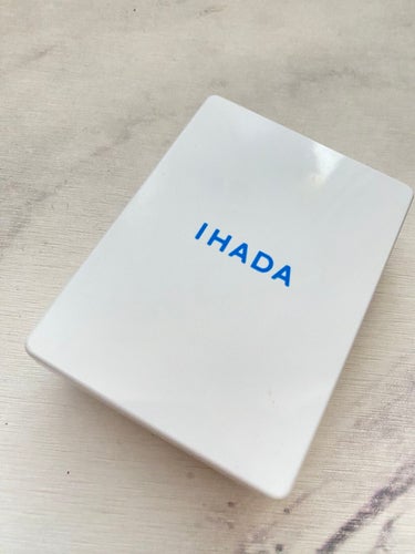 パウダーがそこ見えしてきたので、新しく
IHADAの薬用フェイスプロテクトパウダーを
購入してみました！

パッケージもシンプルで少し小さめですが
少し分厚いので、持ち運びには嵩張りそう……

使用感は