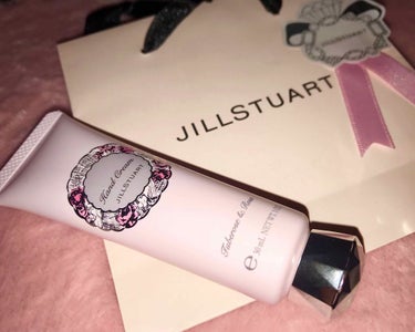 プレゼントで頂いたJILLSTUARTのハンドクリーム💕
.
仕事柄、手がカサカサ、あかぎれ爪割れが多いので保湿力を重視している私には少し物足りなかったです😭
.
でも香りがとってもいい匂いで癒されます