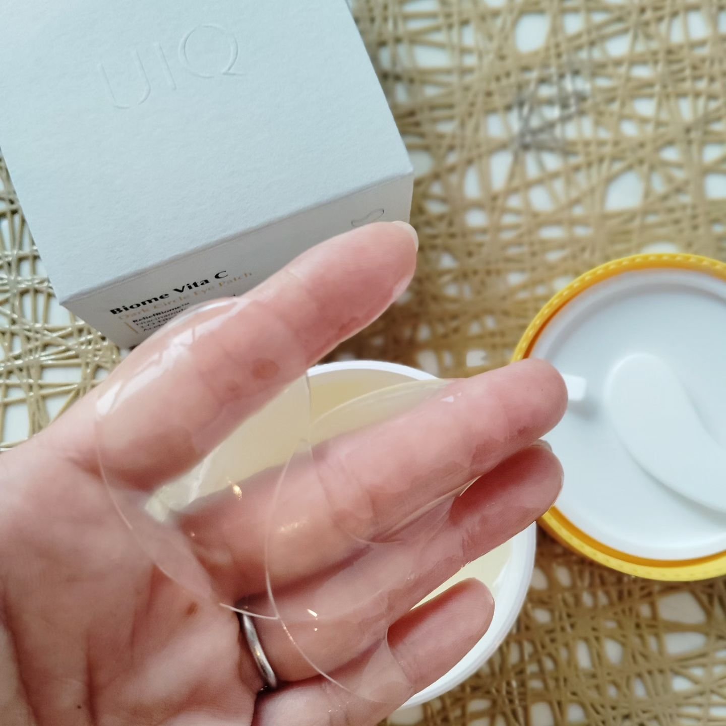 バイオームビタC黒クマアイパッチ/UIQ/シートマスク・パックを使ったクチコミ（3枚目）