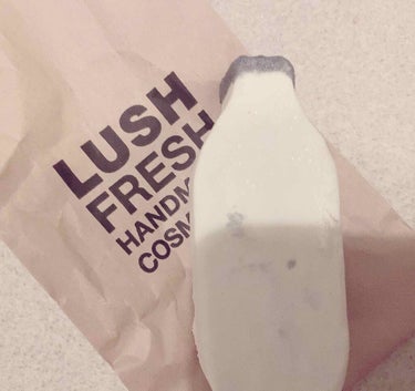 リニューアル前のものかも
LUSHのミルキーバスです

泡はしっかり立つけどあんまり特徴がなかったです
オーソドックスなバブルバーって感じ

#LUSH #バスボム
 #私のおうち美容 