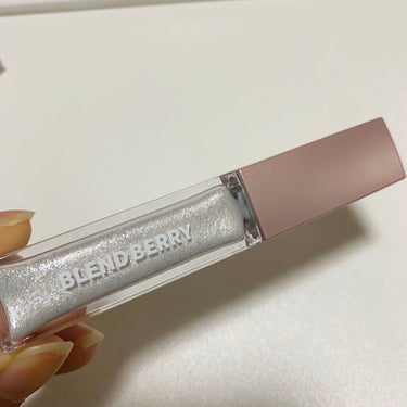 【使った商品】
          BLEND BERRY  プリズムシャイングリッター  
          001 ホワイトベリーシャイン

【色味】
           ブルーとシルバーのラメ入り

【使い方】
            リキッドアイシャドウとして黒目の上あたりに
             塗っても可愛いし、涙袋に乗せてもぷっくりき
             らきらに見えて可愛いです🥰 

#大優勝ラメ の画像 その0