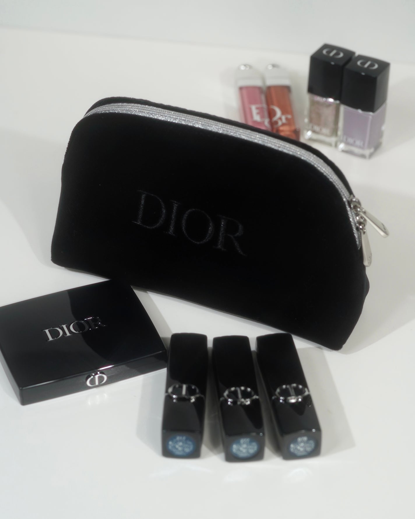 SUMOMO on LIPS 「【Diorノベルティ】ブラック×ベロア風生地のポーチが上品かわ..」(2枚目)