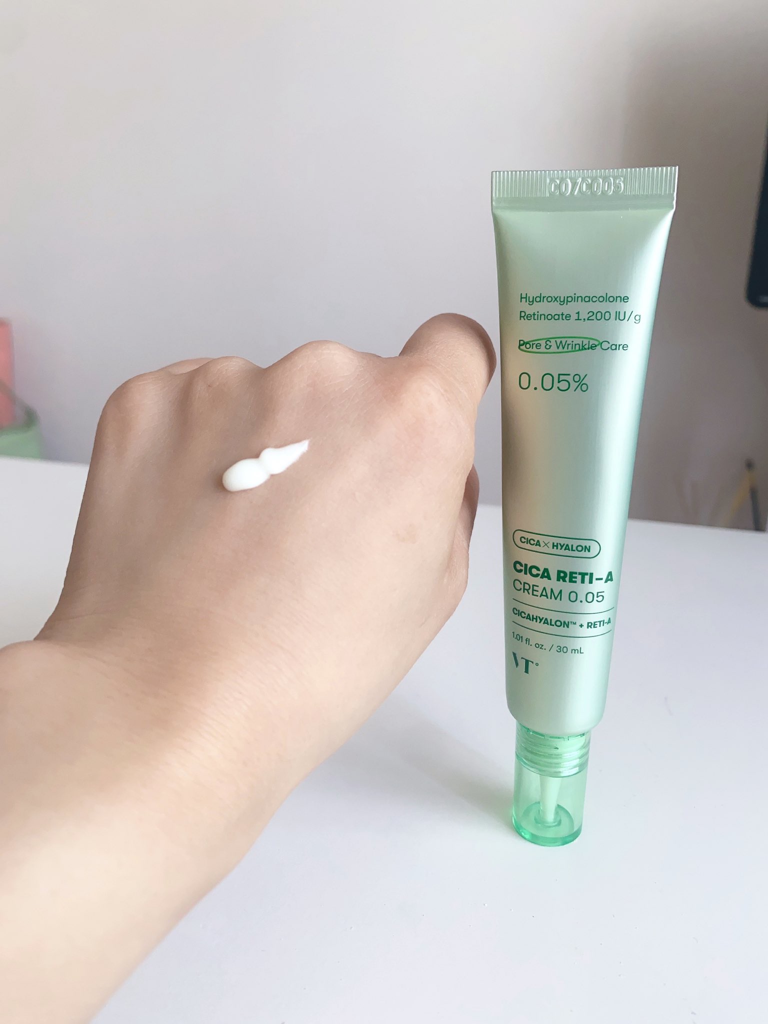 ・CICAレチAクリーム0.05

夏は熱や油分で毛穴や肌トラブルが気になるので
VTのシカレチAを使ってます🌱

肌馴染みが良くなめらかなので、塗り心地はしっとり♡

初心者でも安心して使えるので、毛穴やシワが気になるところに塗ってエイ