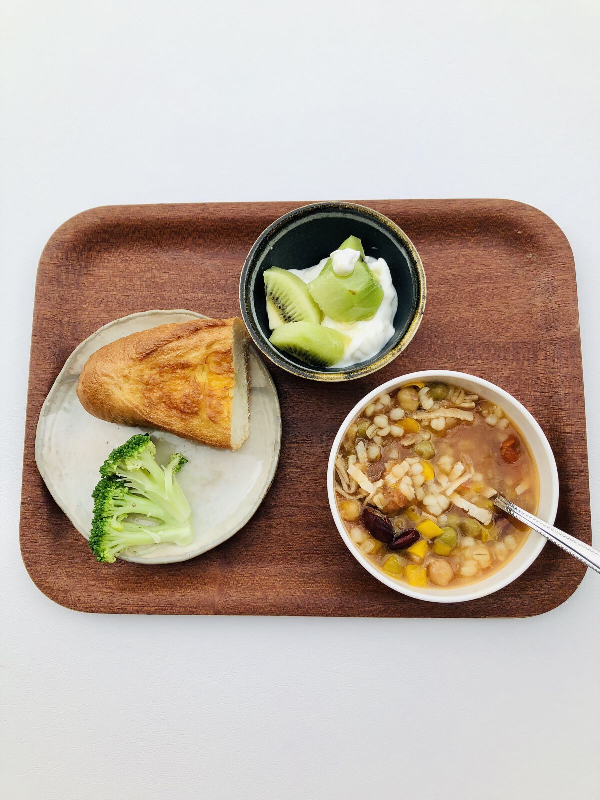 ラコックマルシェ もち麦スープのクチコミ「美味しい栄養たっぷりもち麦スープを頂きました。
　

野菜たっぷり、タンパク質もしっかり入って.....」（1枚目）