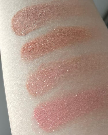 \コーラルメイクにぴったり🍑/

今話題の韓国コスメ˗ˋˏ ♡

FORENCOS BARE SHADOW PALETTE 09
ブーケ　

捨て色が無い4色のアイシャドウパレット🥀🤍
淡い色味でふんわりと優しい目元を作ってくれます✨

【使用感】
全体的に色がふんわりと着く感じで、肌への密着度はそこまで高くは無いので、アイシャドウベースを塗ってから指で塗ると肌馴染みが良くなる🙆‍♀️
ラメが大粒でキラキラ華やかな目元に仕上がります✨ラメは肌に綺麗に密着してくれる感じがしました◎

私はドンキホーテで買いましたが、Q oo10などでも購入可能です💟


#フォーレンコス #FORENCOS #韓国メイク #韓国コスメ #アイシャドウ #アイメイク #コスメレビュー #Autumnメイク  #ベアシャドウパレットの画像 その1