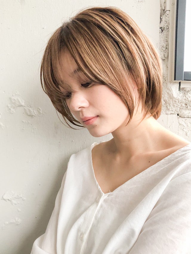 ライトベージュのボブヘアの女性