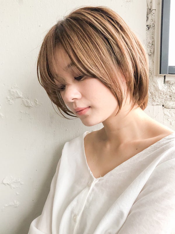 ライトベージュのボブヘアの女性