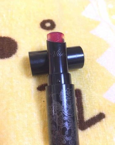 
今回はおススメのリップを紹介します💄


＊＊＊＊＊＊＊＊＊＊＊＊＊＊＊＊＊＊


ヴィセ
クリスタルデュオ リップスティック
RD462

透明度が高いクリア層×カラー層の2層構造で、ひと塗りで抜け