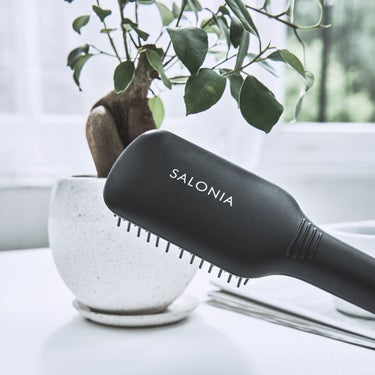 SALONIA SALONIA ストレートヒートブラシのクチコミ「暑い毎日、とにかくヘアセットを早く終わらせたい！
そんなアナタへ🌻毎朝たったの2分でナチュラ.....」（1枚目）