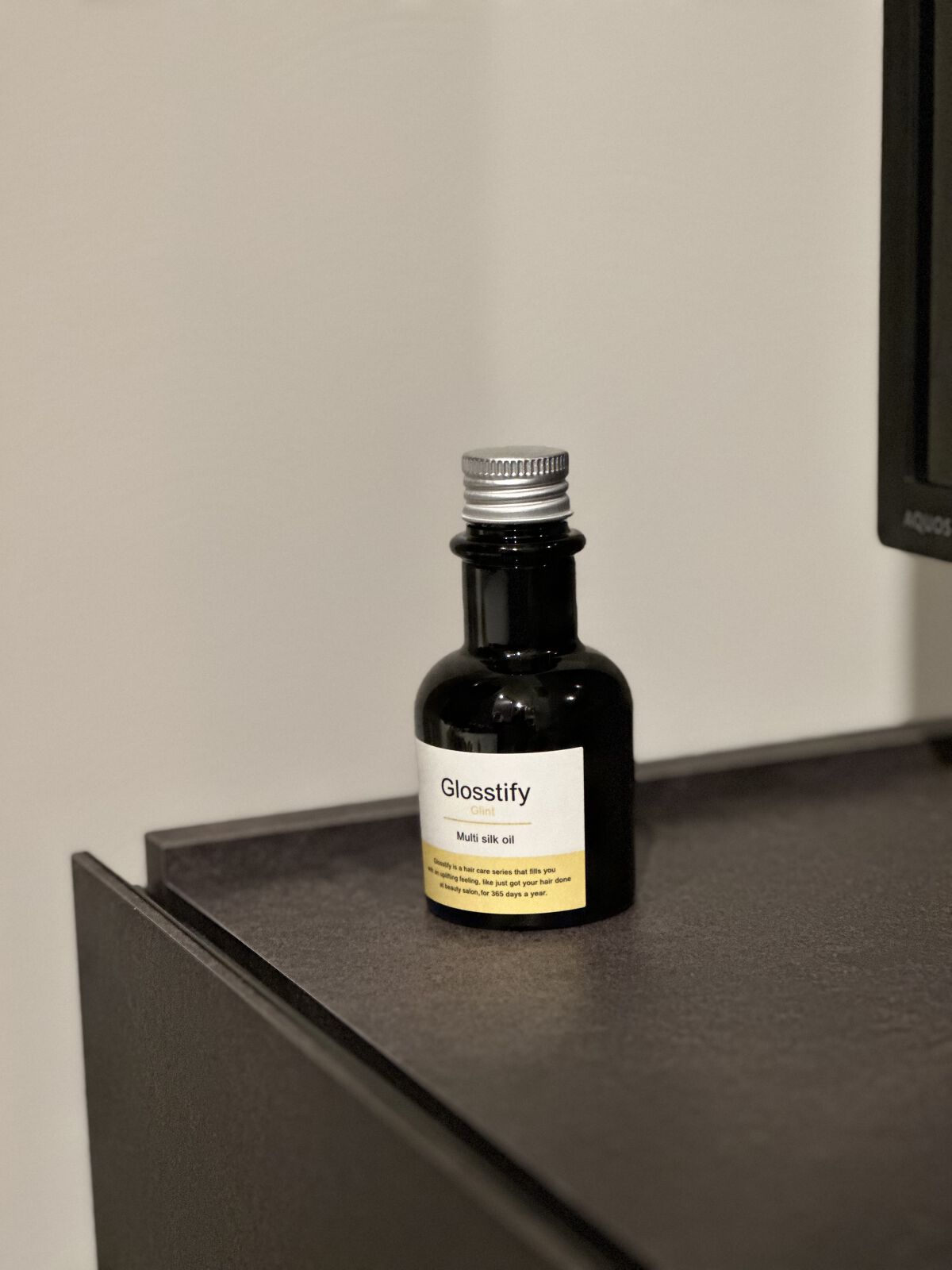 ヘアサロンがプロデュースしたヘアケア。
髪のボリュームもあり最近オイルを探しており辿り着きました。
重めのテクスチャーで髪につけるとしっとりまとまり艶が出ます。
マルチオイルなので髪の毛だけでなく、肌の保湿や爪にも良いので使いやすいです。
