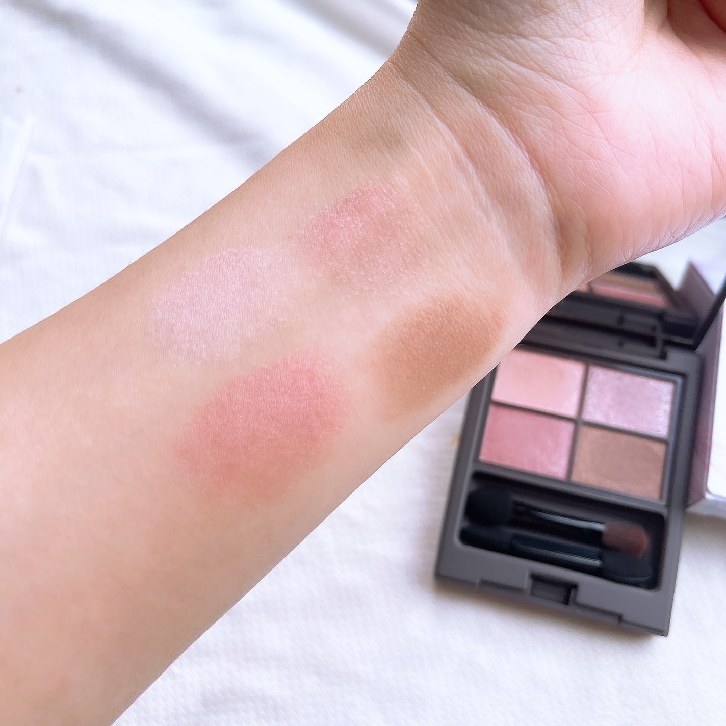 アンノウンアイズ/STEIASUR(ステイアシュール)/アイシャドウパレットを使ったクチコミ(4枚目)