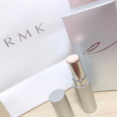 RMK スムージングスティック 

あのーですね、買う予定はもっと先だったんですけど、ふら〜っとコスメカウンターに立ち寄り
ベースメイクのカラー相談兼ねてTUして頂いた時に、Tゾーンにのみこれを塗ってく