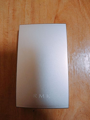 RMKの[シルクフィット フェイスパウダー]のP01です！確か3色展開でパール入りのもの（これ）と、明るい肌用と標準的な色だったはず✨

これはパール入りですが、決してギラギラにならないパールで、初めて