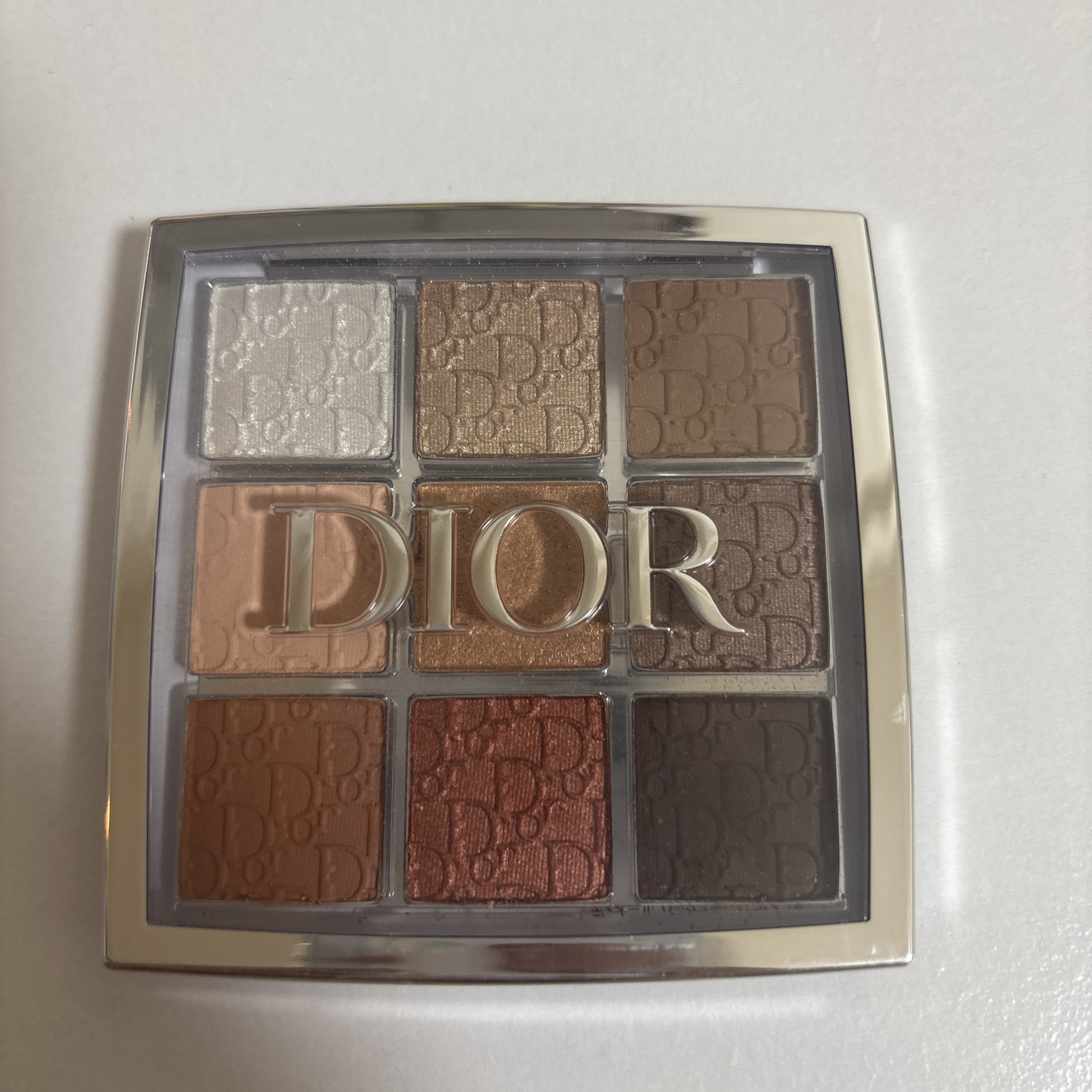 【多彩なカラーバリエーション】
Diorのバックステージアイパレットは、9色の豊富なカラーバリエーションを提供し、様々なメイクアップスタイルに対応します。マットとシマーの質感が組み合わさり、日常使いから特別なシーンまで幅広く活用できます。
