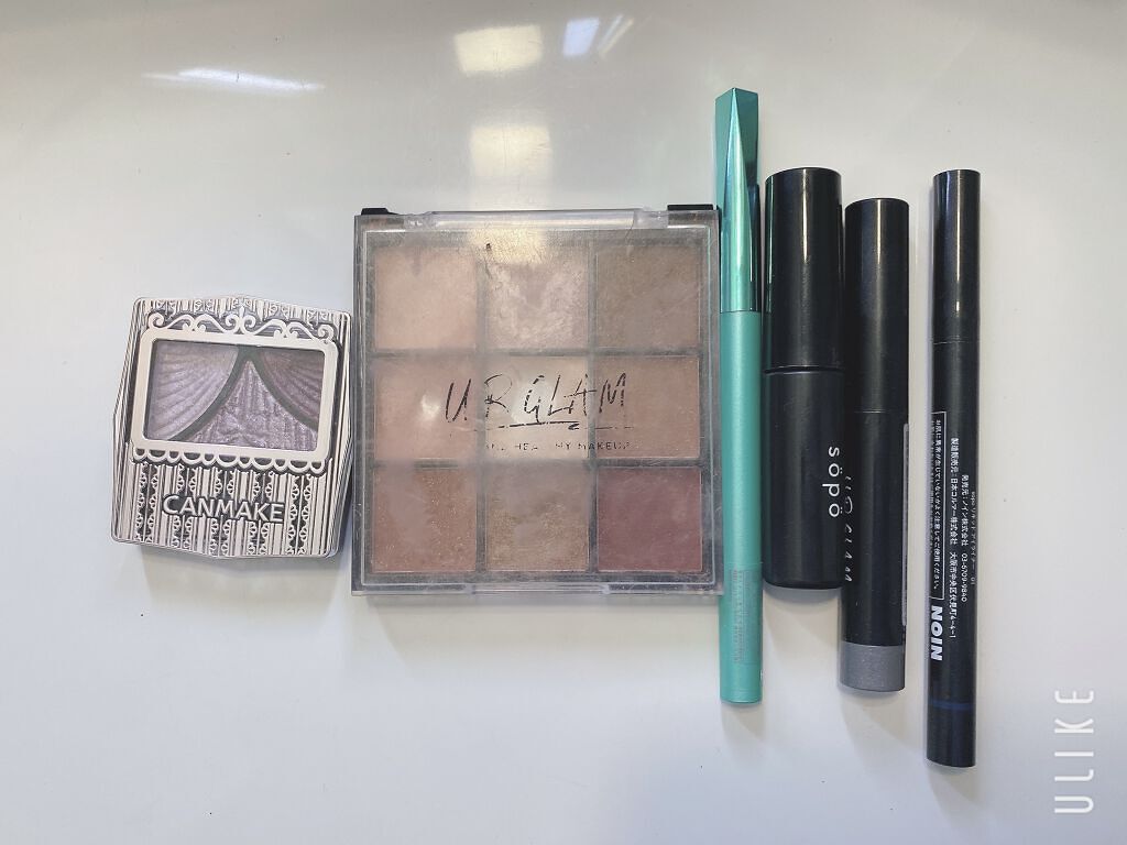 

［今日のメイク］


おはようございます🌟
ことはです💙


今日は紫とブラウンを合わせてみました👏



でもなんとなく
普通に失敗したかな。。。？笑



まぁ外に出れるレベルではあるので、これで仕事行ってきます笑



カラ