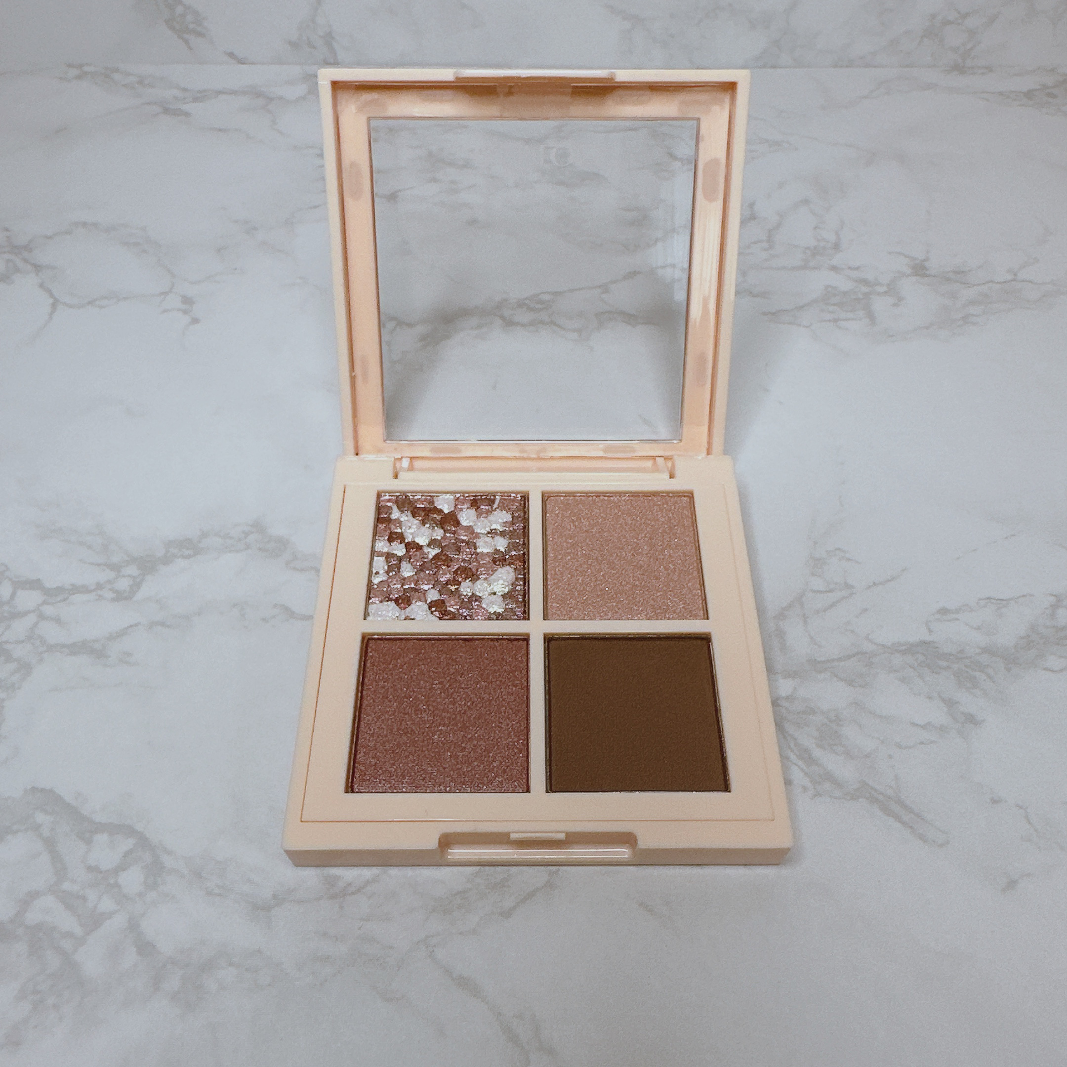 レブロン ダズル アイシャドウ クアッド/REVLON/アイシャドウパレットを使ったクチコミ（2枚目）