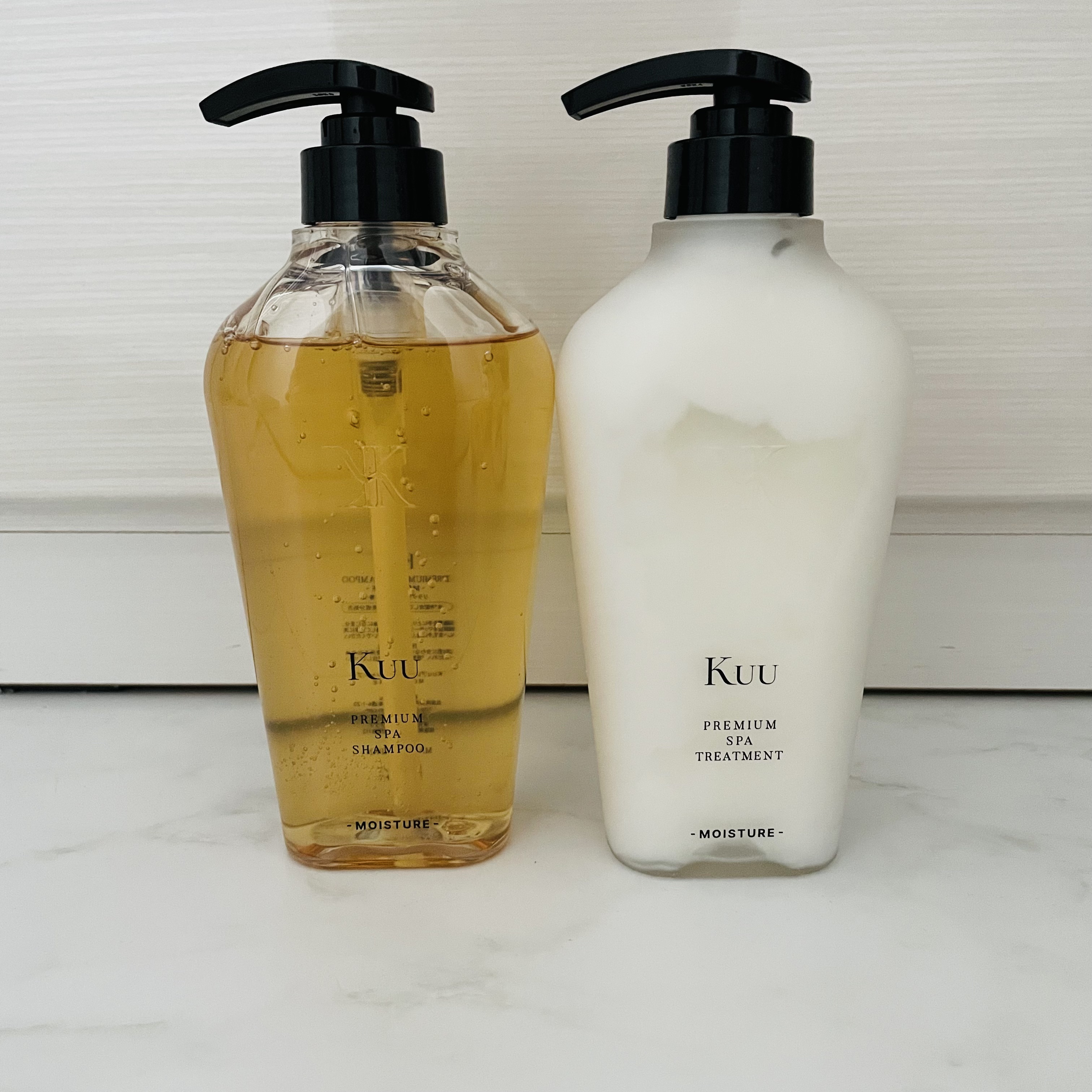 香りがとっても良くて、泡立ち洗い心地が良いです。もこもこ泡立てて洗うのが好き。
トリートメントは、馴染ませブラシをして少し置いてから流してます。
手触り、髪のまとまり感がアップしてしっとりした使い心地が良いです♪
パッケージがおしゃれなのも