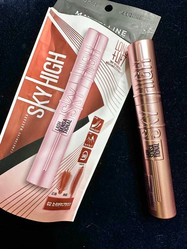 #MAYBELLINE_NEW_YORKの #スカイハイ #たそがれブラウン を偶然手に入れることができました！　　
奇跡的に購入個数制限もなく買えた！

ブラシとコームのイイトコどりとウワサ。
確かに