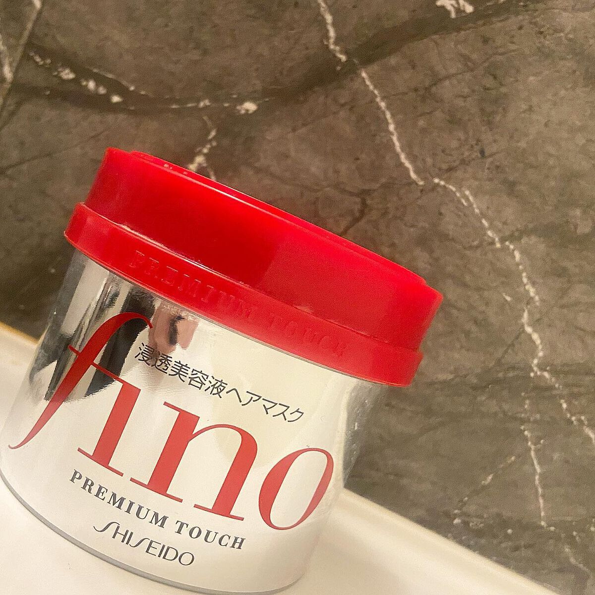 #使い切りコスメ

fino 浸透美容液ヘアマスク

3、4個目のリピート品で
やっぱりこれに戻ってきちゃう逸材。

浸透美容液と名前にある通り、しっかり髪の毛に美容液成分が浸透していく感じがあります。
流している最中から実感するとぅるんと