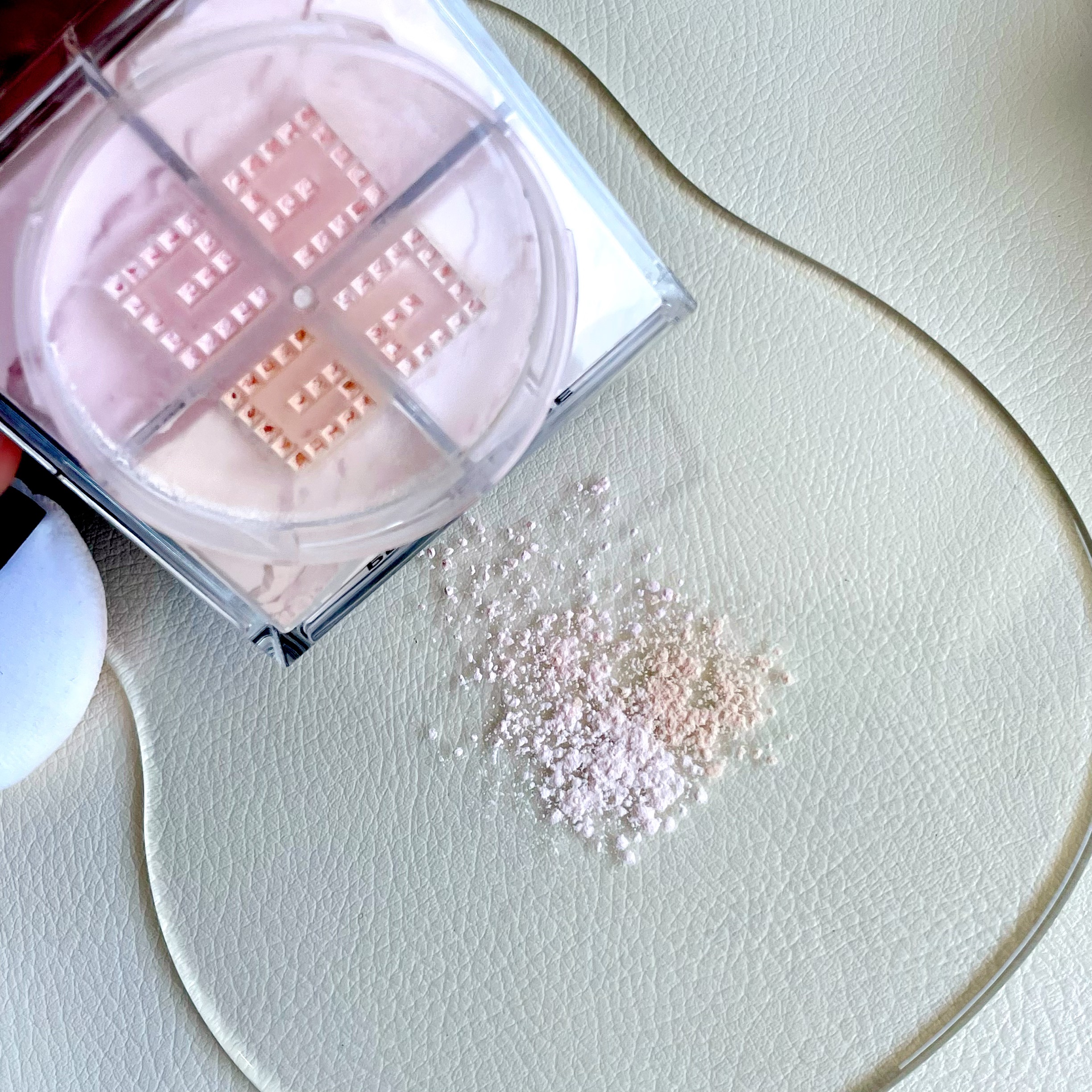 プリズム・リーブル・スキンケアリング・グロウ・クッション 1-C105	/GIVENCHY/クッションファンデーションを使ったクチコミ（2枚目）