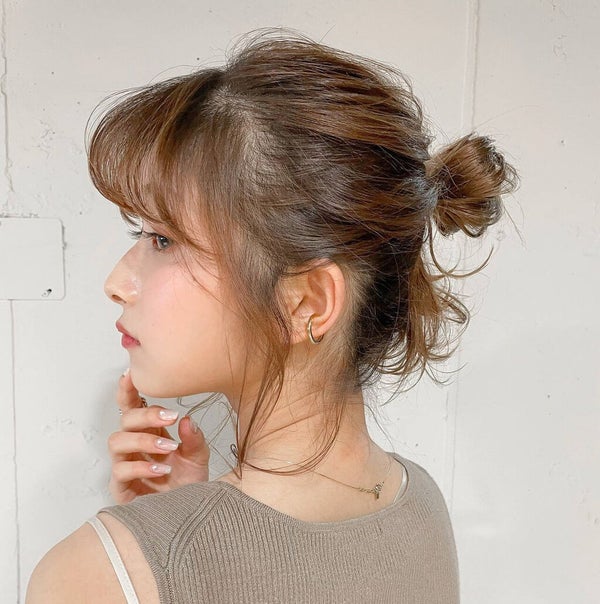 一つ結びアレンジ27選!おしゃれで簡単、おばさんっぽくならないコツは?|ストレート・ミディアム・お仕事きっちりヘアまで