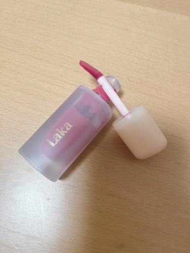 💗Laka  フルーティーグラムティント
106  Juicy💗

青みのあるローズカラーです🌹
透け感があるので見た目ほどはっきりとせず、使いやすいです😌✨

りんごのようなフルーティーな香りがついています🍎
みずみずしいテクスチャーで塗り心地もよく、唇にすっと馴染みます🍀*゜
色持ちもよかったです☺️

#laka 
#フルーティーグラムティント 
#juicy
 #このツヤリップ逸材です の画像 その1