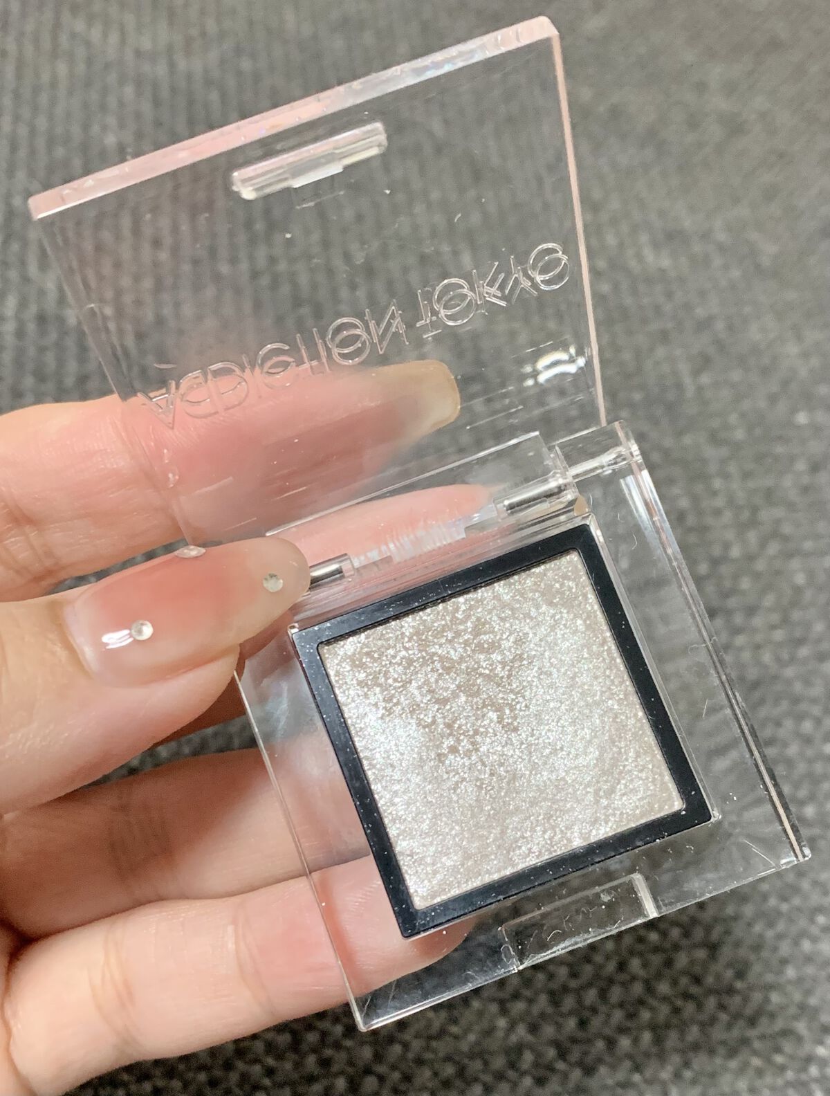 アディクション ザ アイシャドウ スパークル 001SP Stars Witness/ADDICTION/単色アイシャドウを使ったクチコミ（1枚目）