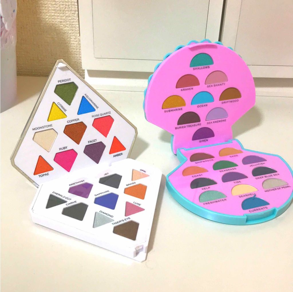 MAKEUP REVOLUTION I Heart Revolution Heartbeats Eyeshadow Paletteのクチコミ「日本に上陸してないのがとても勿体ないアイシャドウパレットです。
形はもちろん、色もめちゃくちゃ.....」（2枚目）