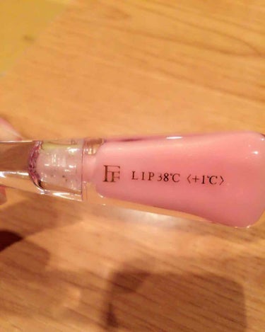 初投稿✎✨
前からずっと気になってた
*フローフシ LIP38℃リップトリートメント*
+1℃のものです
ベースメイクが終わったあとにこれを
塗っておいて最後にリップ💄などを
塗るといい感じに仕上がりま