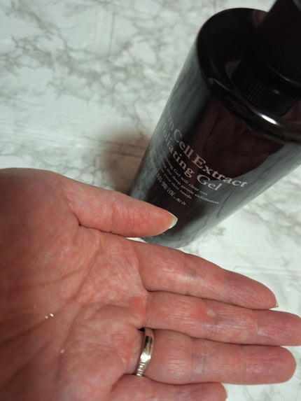 tomo on LIPS 「プラチナベールヒト幹細胞配合ピーリングジェル洗い流すマッサージ..」(4枚目)